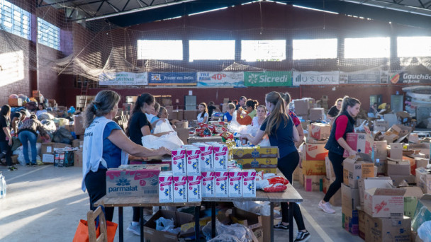 A foto mostra a mobilização dos voluntários na arrecadação dos alimentos